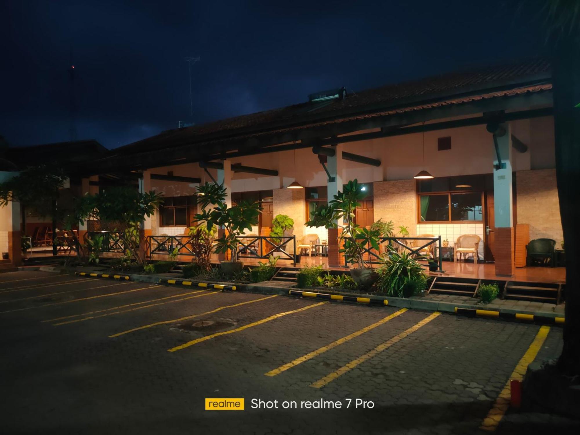Hotel Aneka Baru Слеман Екстериор снимка