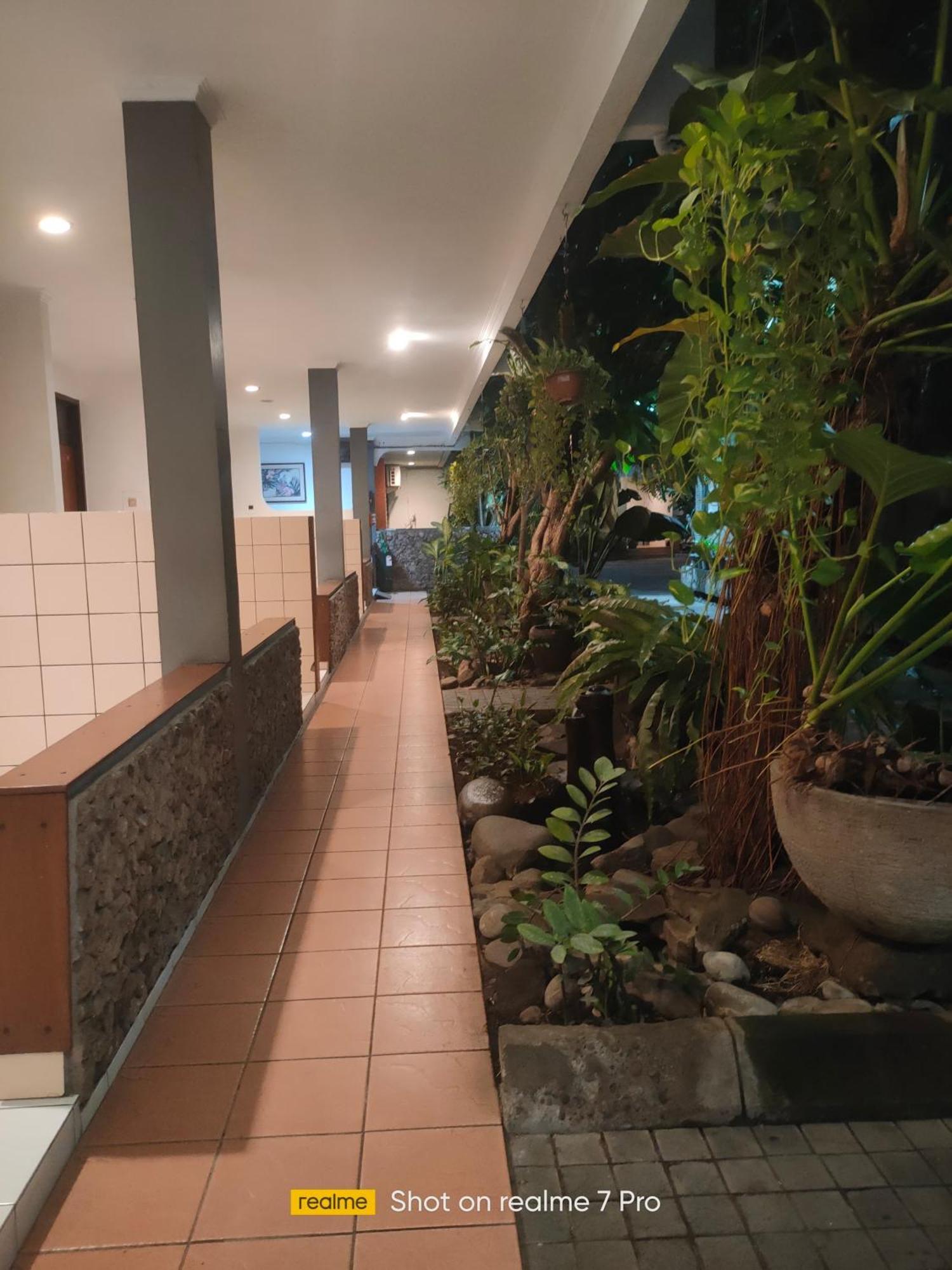 Hotel Aneka Baru Слеман Екстериор снимка