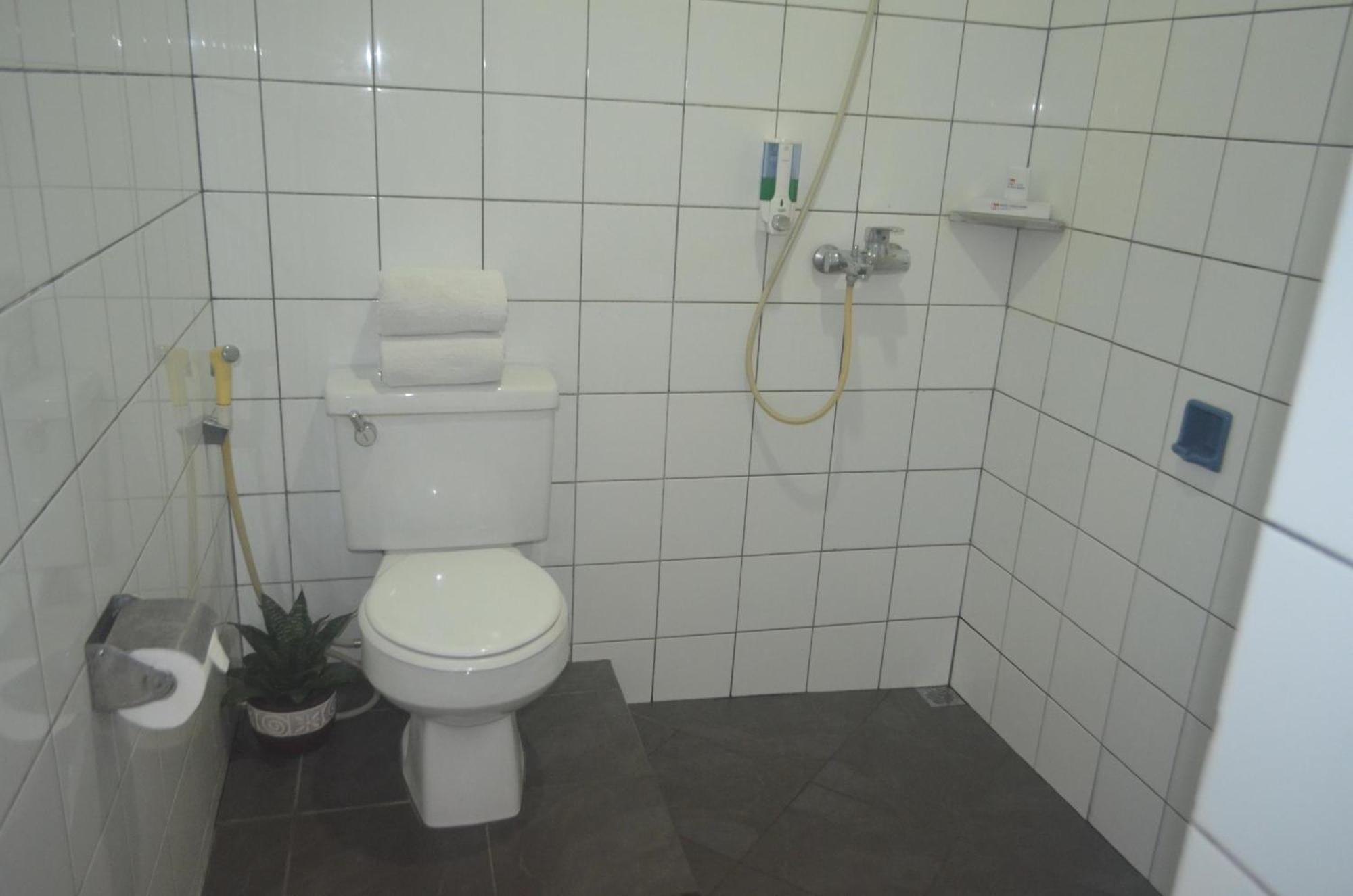 Hotel Aneka Baru Слеман Екстериор снимка