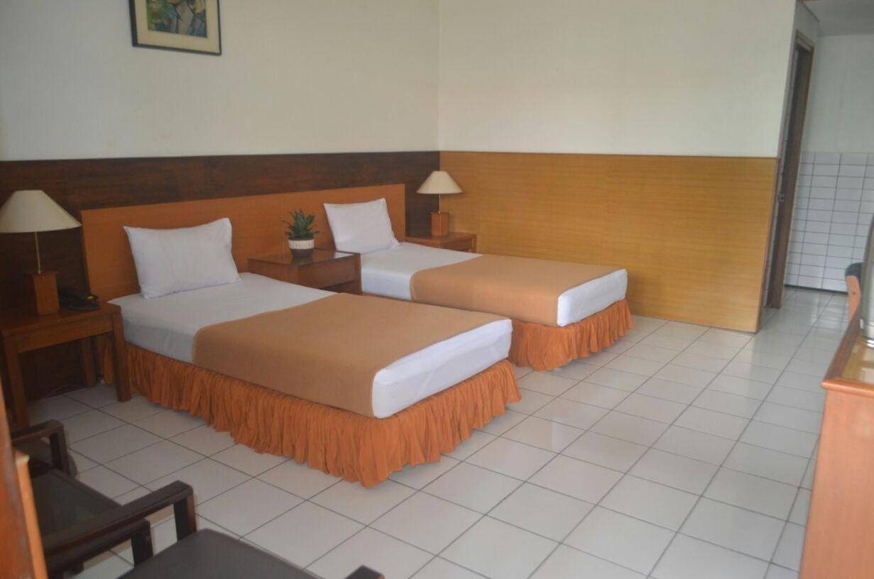 Hotel Aneka Baru Слеман Екстериор снимка