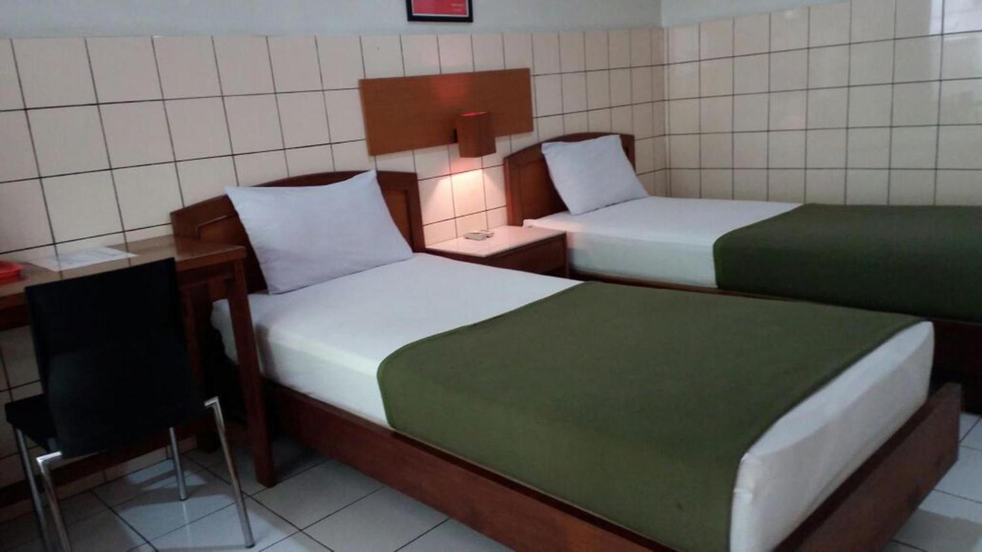 Hotel Aneka Baru Слеман Екстериор снимка